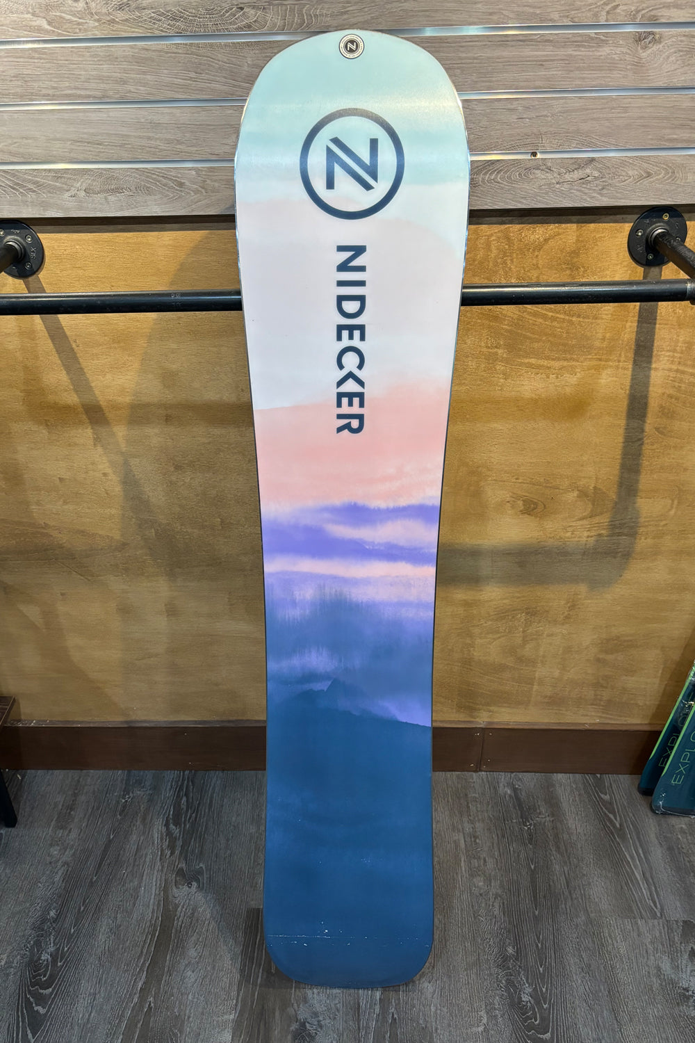 Demo Nidecker Ora snowboard, multicolor cloud graphic