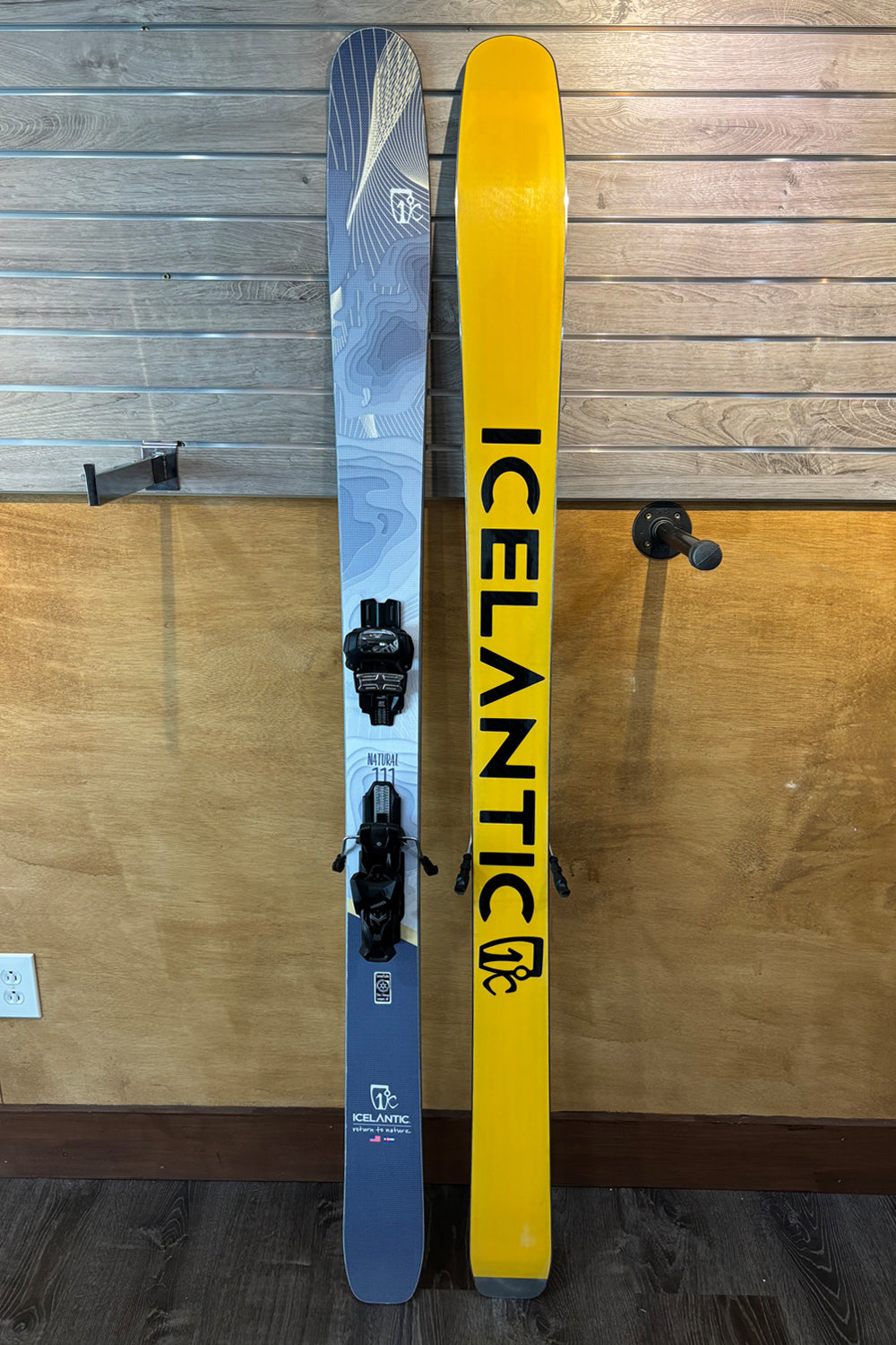 Icelanitc Natural demo ski with bindings